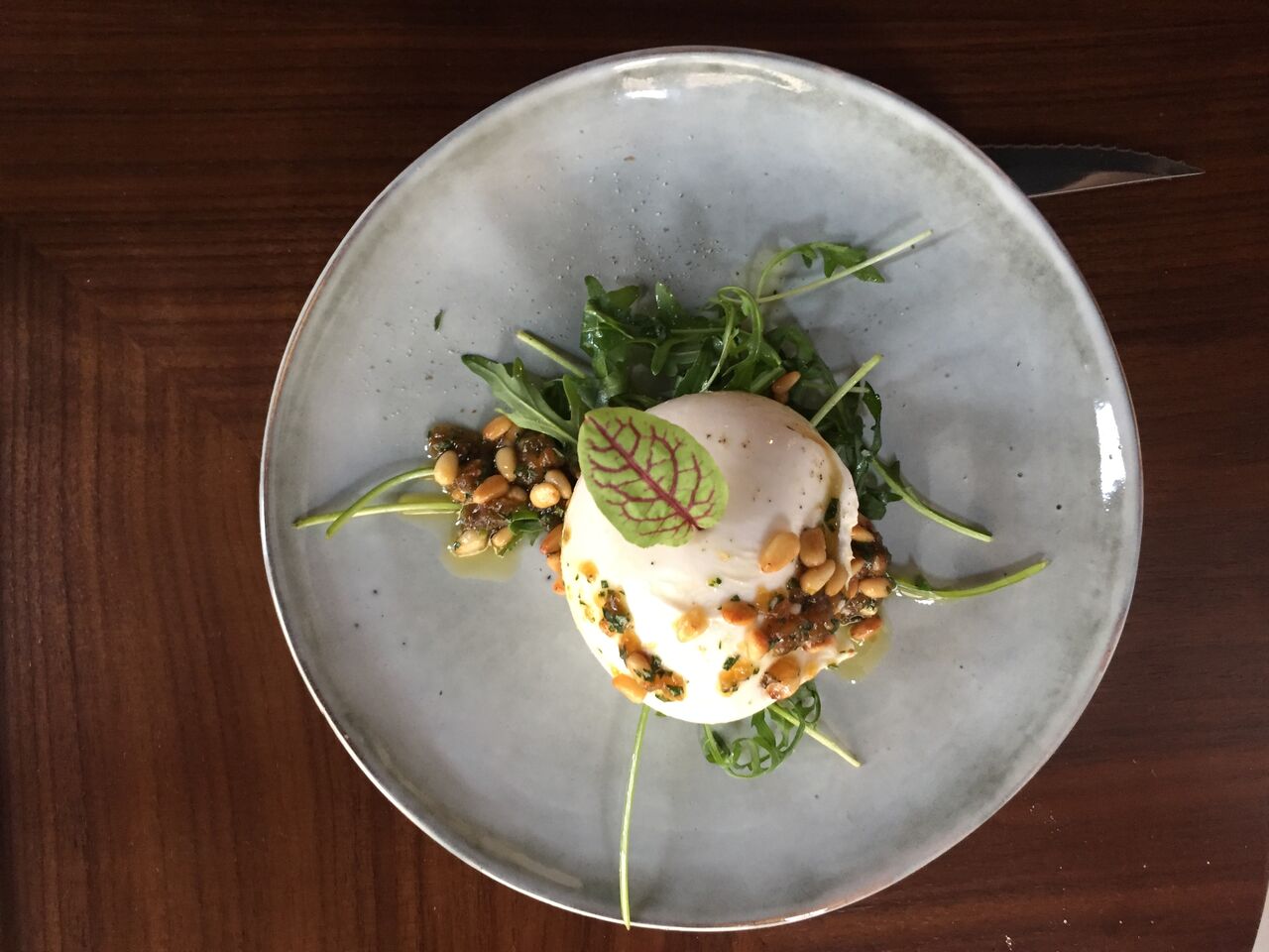 Burrata aux figues et pignons