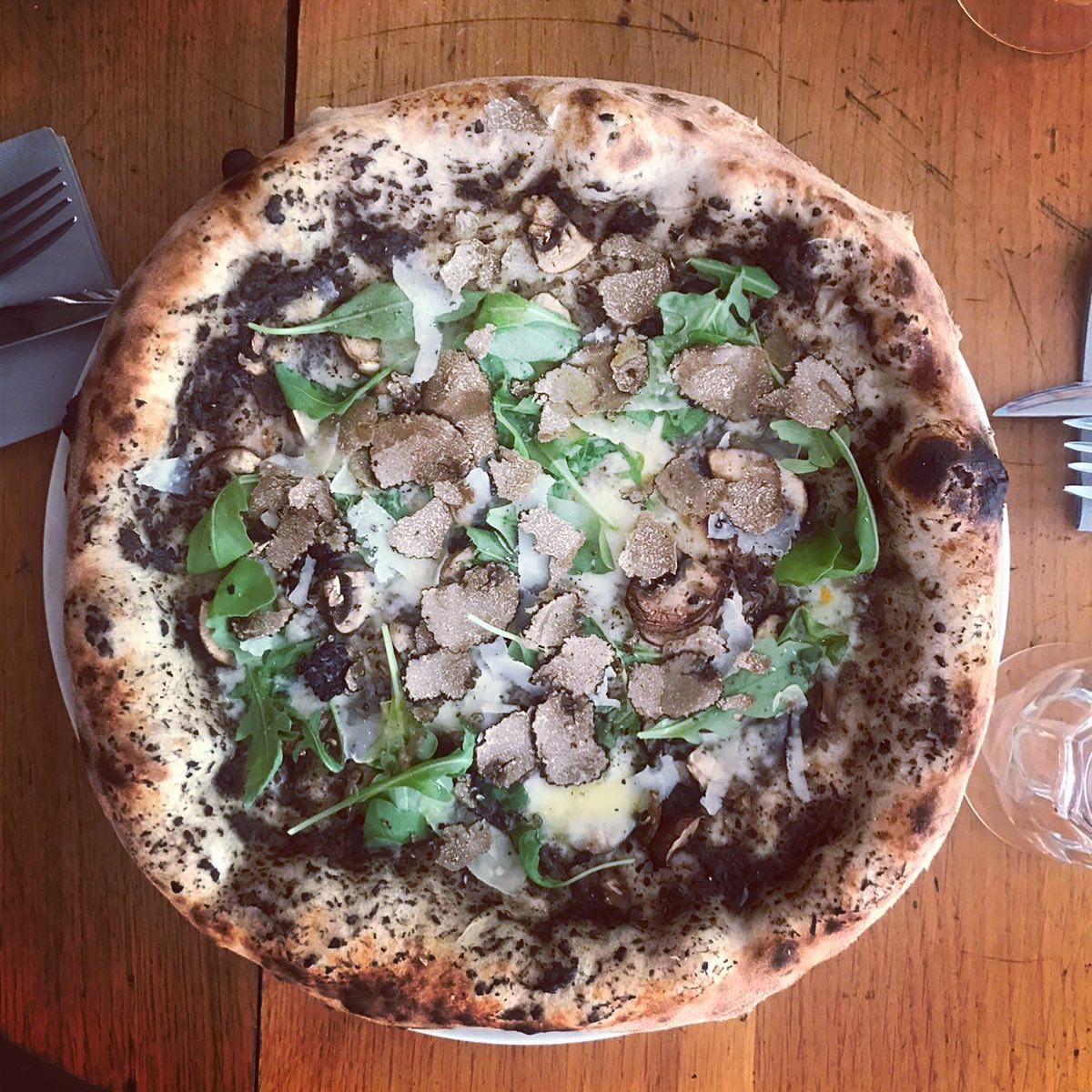 Pizza truffe, roquette et grana