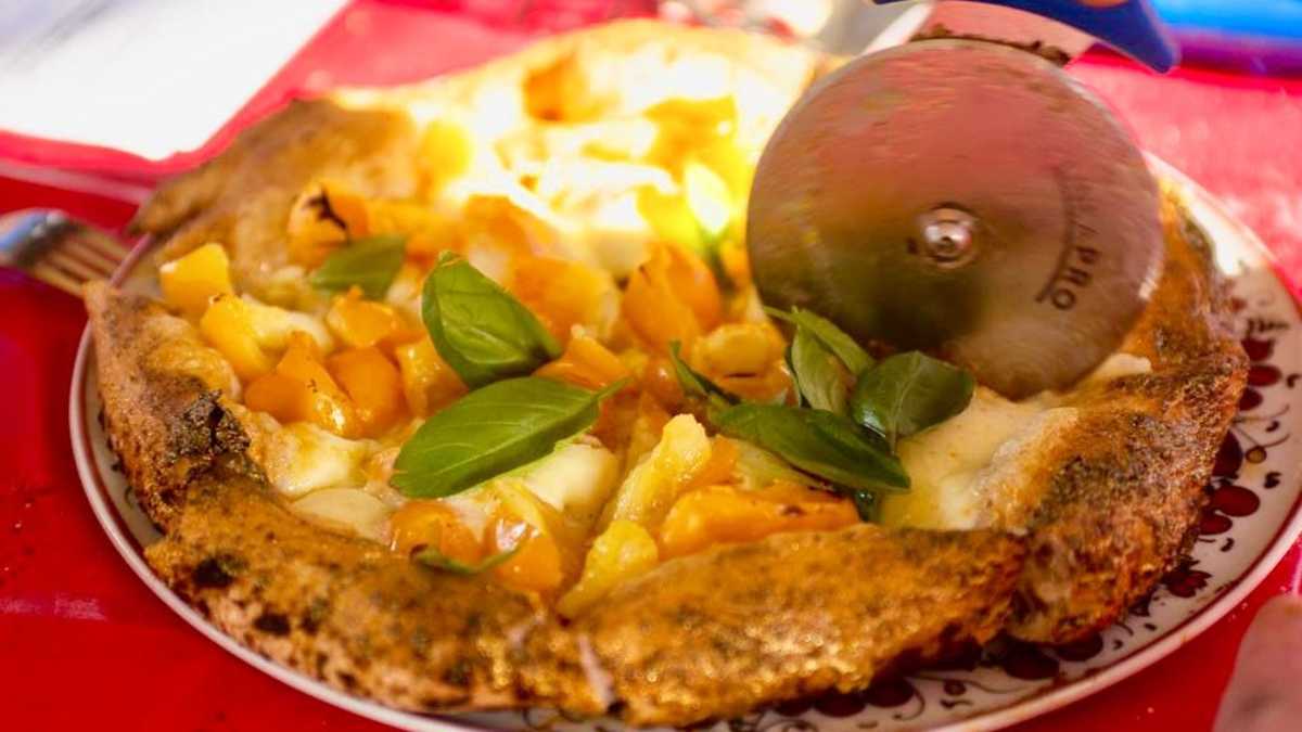 Pizza napolitaine, bordure léopard